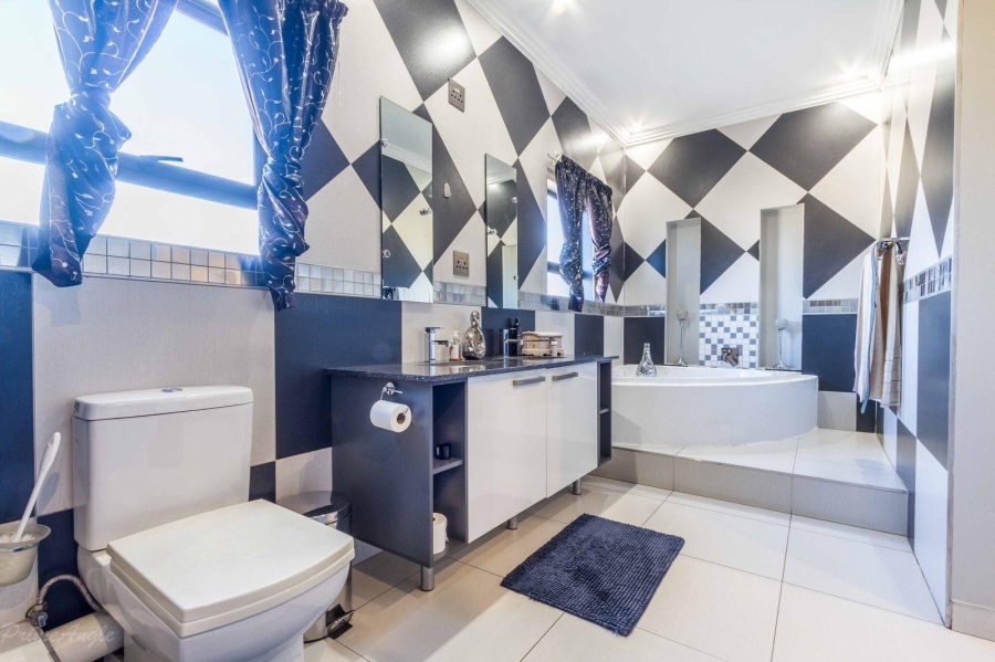 5 Bedroom Property for Sale in Silverwoods Country Estate Gauteng