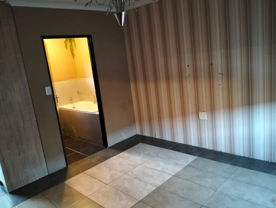7 Bedroom Property for Sale in Olievenhoutbosch A H Gauteng