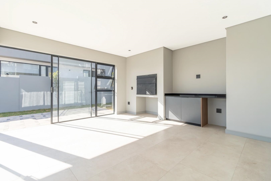 5 Bedroom Property for Sale in Helderfontein Estate Gauteng