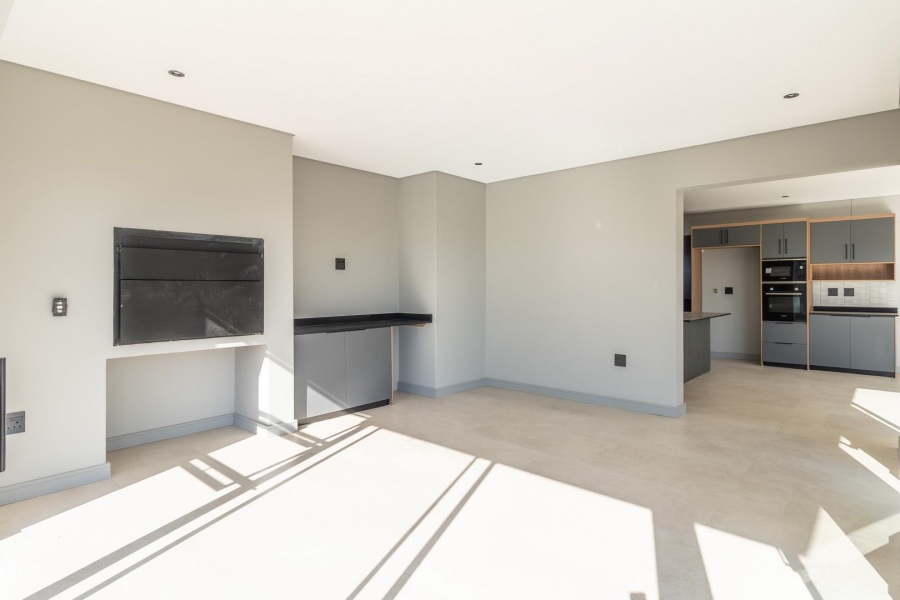 5 Bedroom Property for Sale in Helderfontein Estate Gauteng