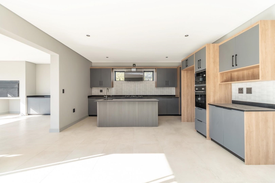 5 Bedroom Property for Sale in Helderfontein Estate Gauteng