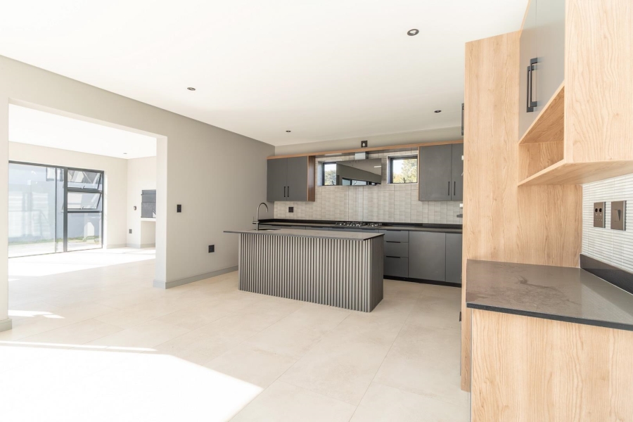 5 Bedroom Property for Sale in Helderfontein Estate Gauteng