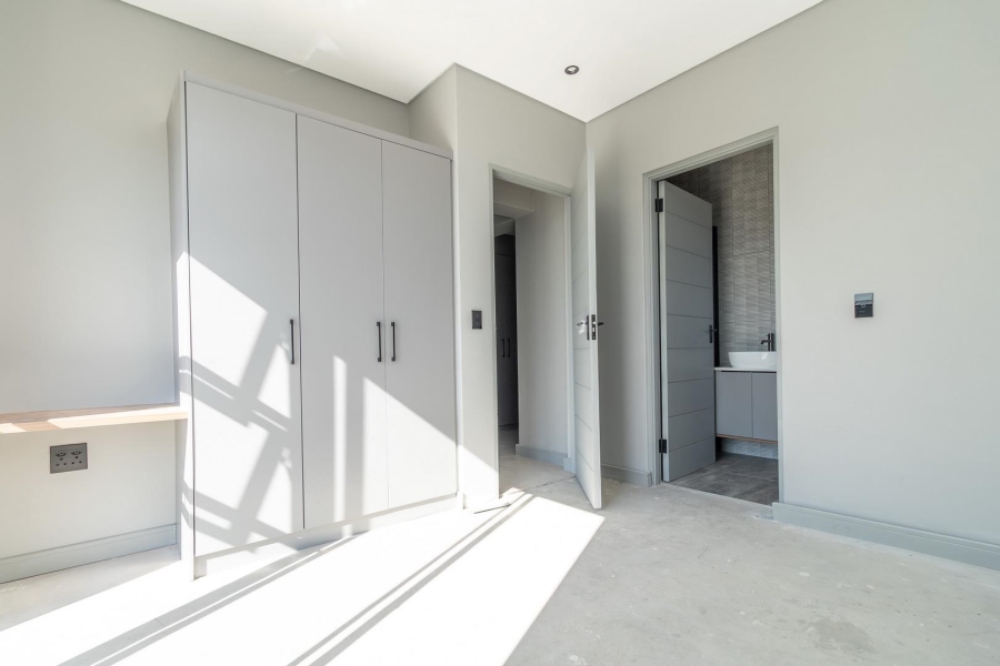 5 Bedroom Property for Sale in Helderfontein Estate Gauteng