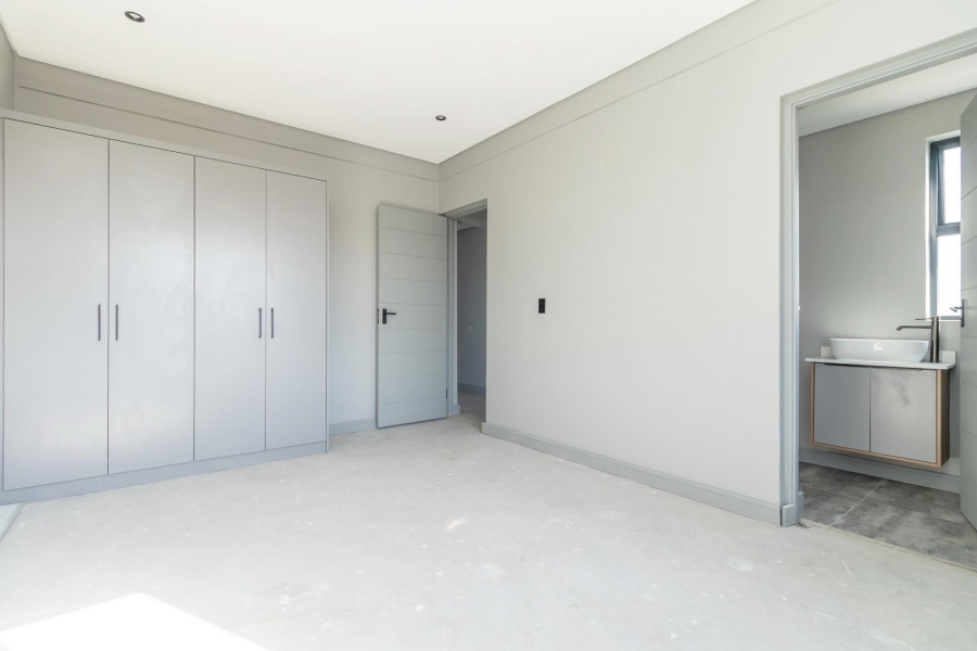 5 Bedroom Property for Sale in Helderfontein Estate Gauteng
