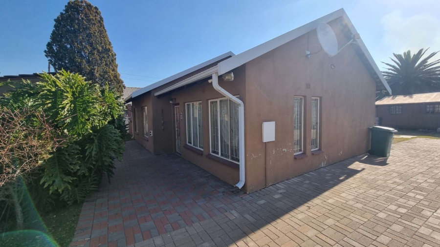 3 Bedroom Property for Sale in Brackendowns Gauteng
