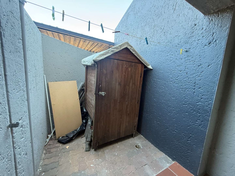 To Let 2 Bedroom Property for Rent in Constantia Kloof Gauteng