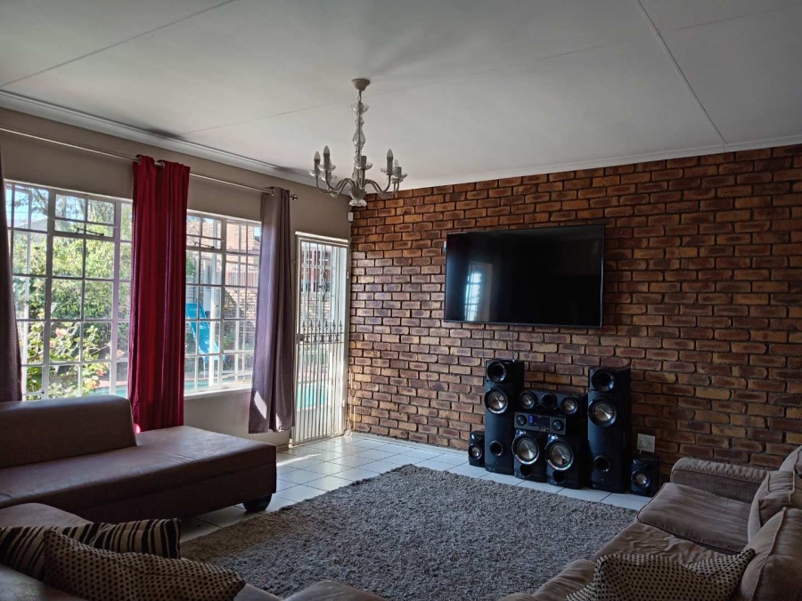 4 Bedroom Property for Sale in Radiokop Gauteng
