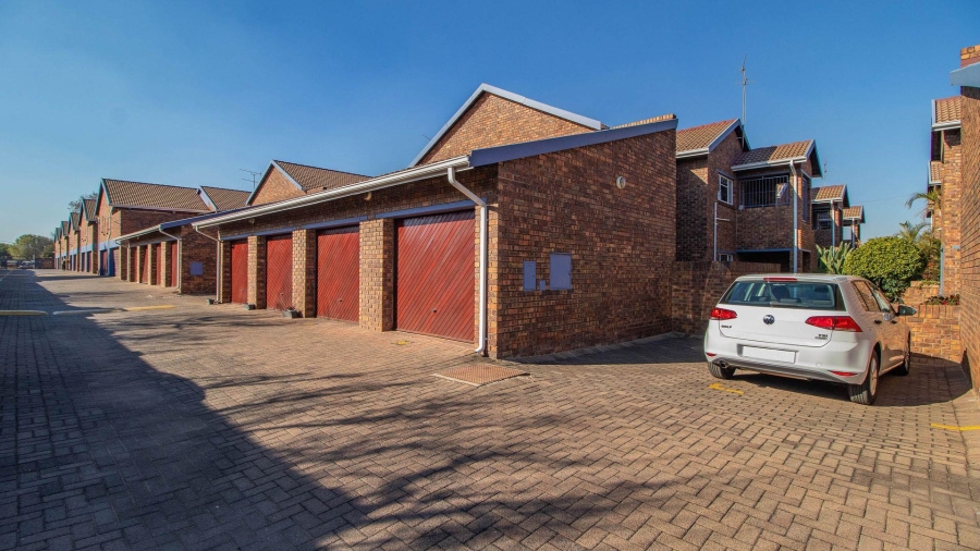 2 Bedroom Property for Sale in Beyerspark Gauteng