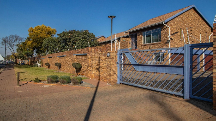 2 Bedroom Property for Sale in Beyerspark Gauteng