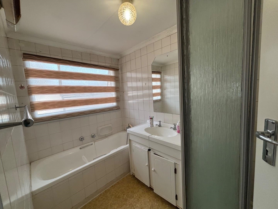 To Let 3 Bedroom Property for Rent in Lindhaven Gauteng