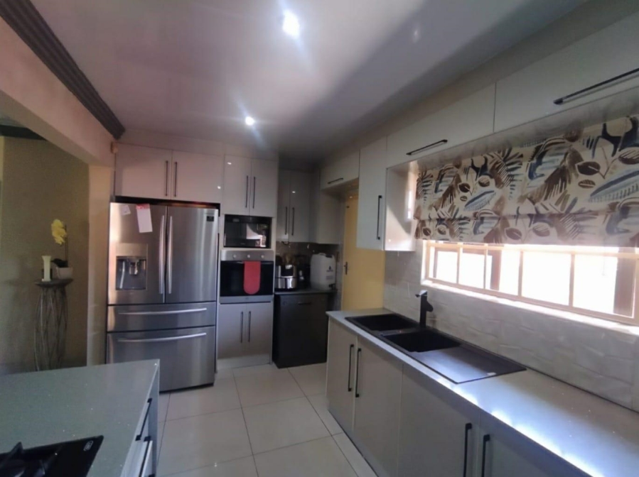 3 Bedroom Property for Sale in Garsfontein Gauteng