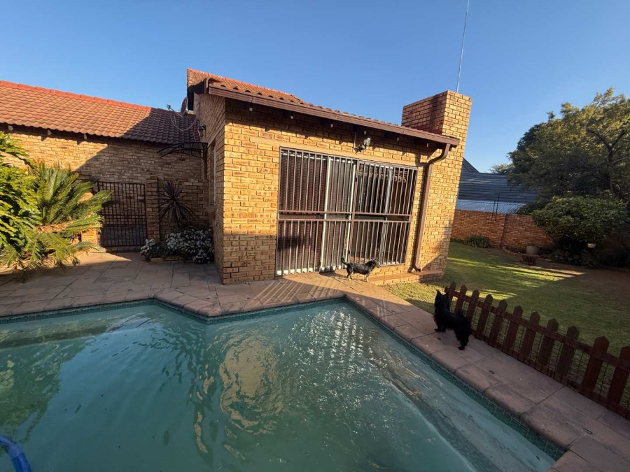 To Let 3 Bedroom Property for Rent in Radiokop Gauteng