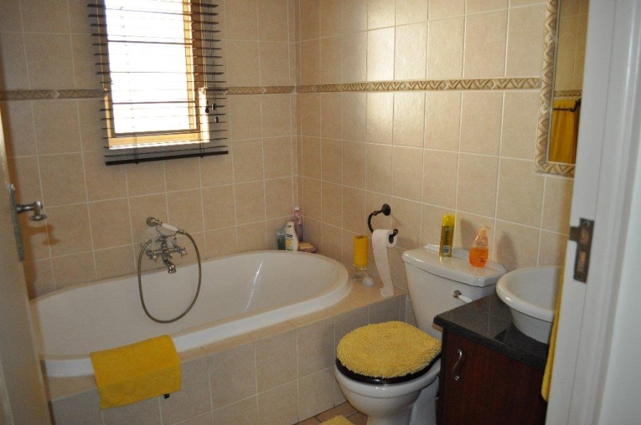 To Let 2 Bedroom Property for Rent in Faerie Glen Gauteng