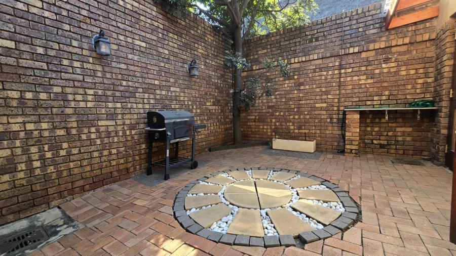 3 Bedroom Property for Sale in Die Hoewes Gauteng
