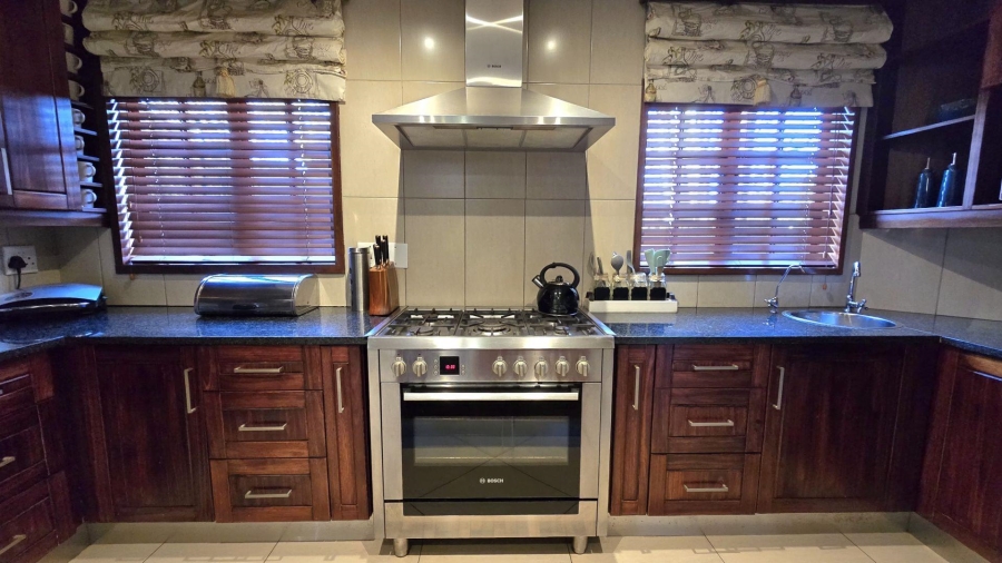 3 Bedroom Property for Sale in Die Hoewes Gauteng