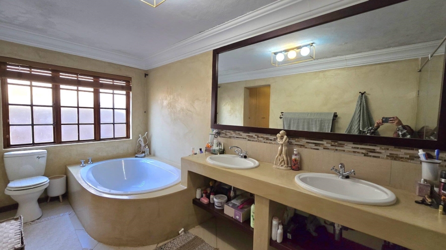3 Bedroom Property for Sale in Die Hoewes Gauteng