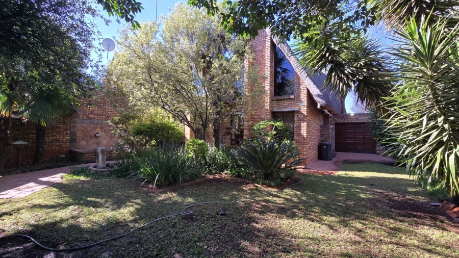 3 Bedroom Property for Sale in Die Hoewes Gauteng