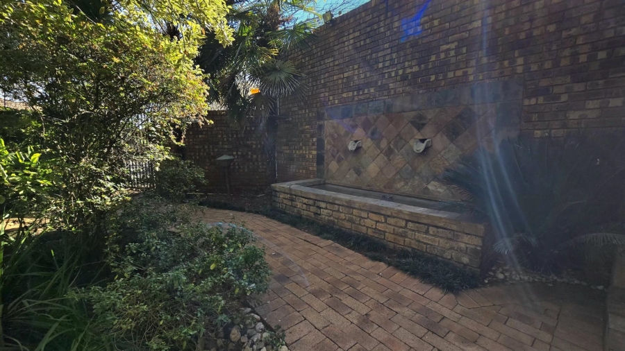 3 Bedroom Property for Sale in Die Hoewes Gauteng