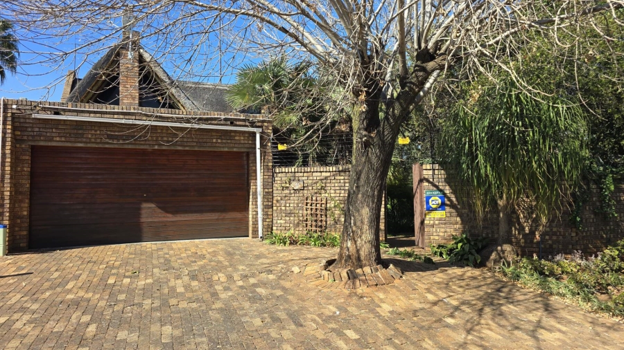 3 Bedroom Property for Sale in Die Hoewes Gauteng