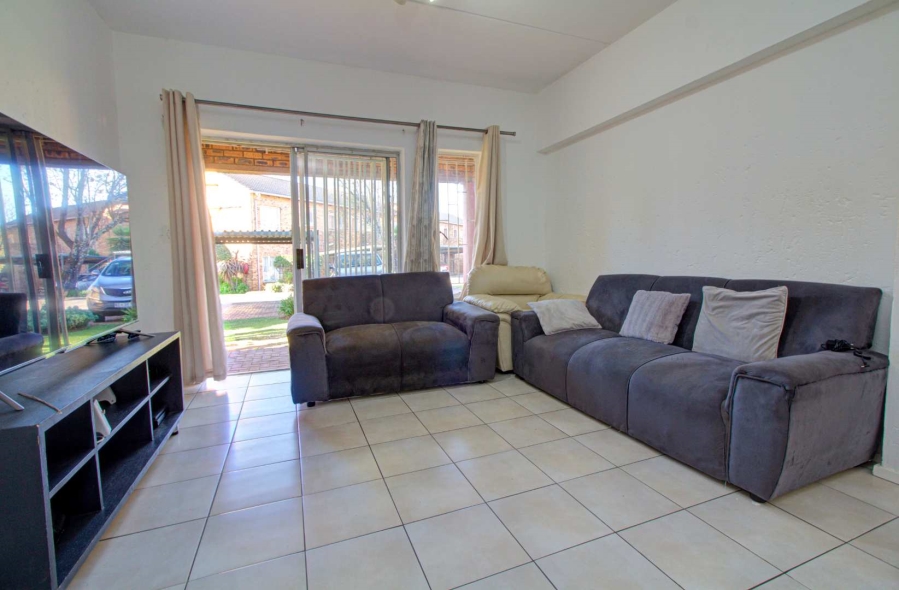 2 Bedroom Property for Sale in Wilgeheuwel Gauteng