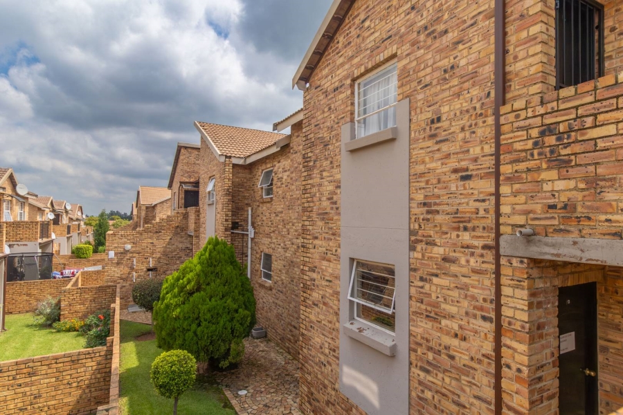 To Let 2 Bedroom Property for Rent in Honeypark Gauteng