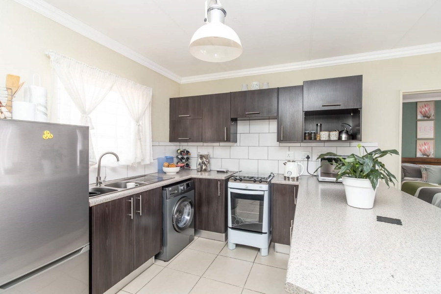 To Let 2 Bedroom Property for Rent in Honeypark Gauteng