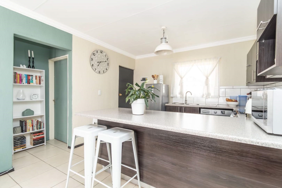 To Let 2 Bedroom Property for Rent in Honeypark Gauteng