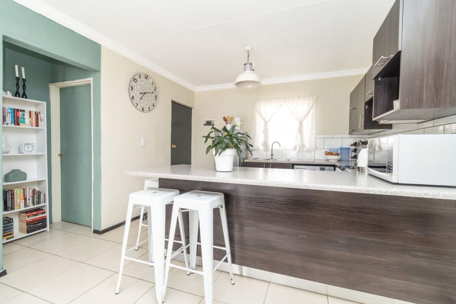 To Let 2 Bedroom Property for Rent in Honeypark Gauteng