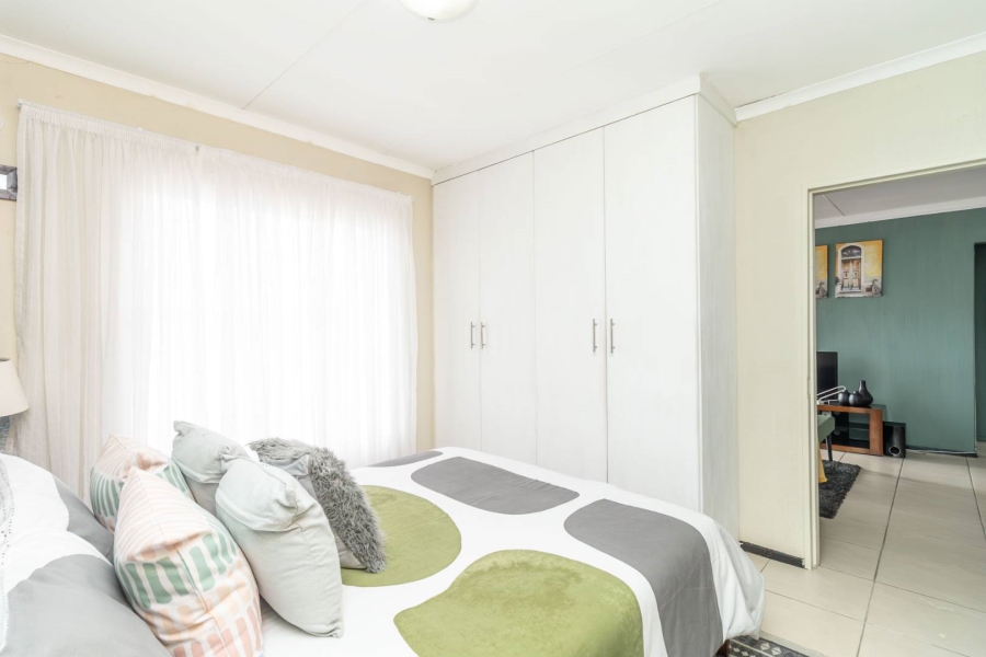 To Let 2 Bedroom Property for Rent in Honeypark Gauteng