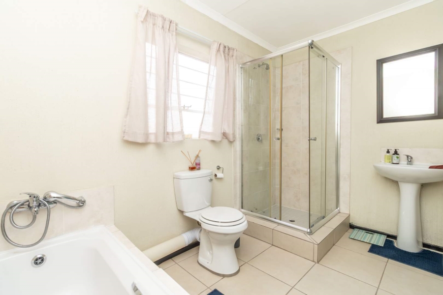 To Let 2 Bedroom Property for Rent in Honeypark Gauteng
