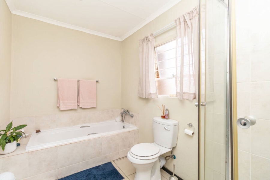 To Let 2 Bedroom Property for Rent in Honeypark Gauteng