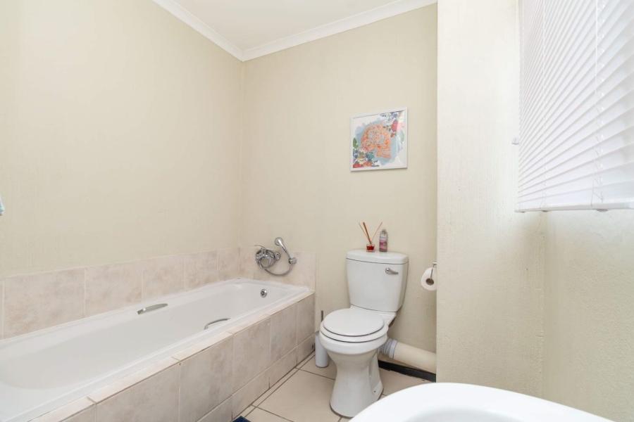 To Let 2 Bedroom Property for Rent in Honeypark Gauteng