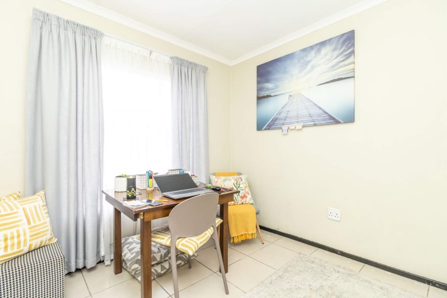 To Let 2 Bedroom Property for Rent in Honeypark Gauteng