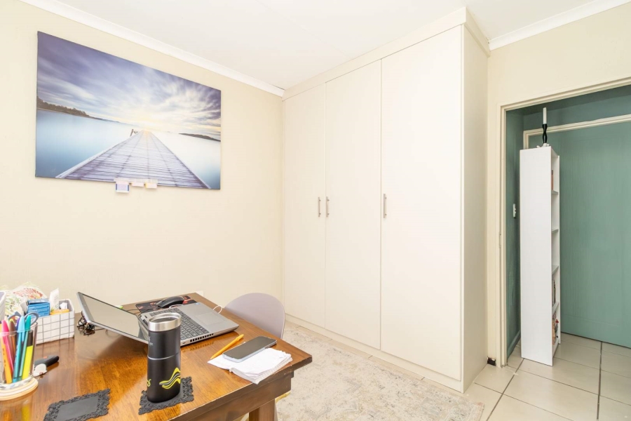 To Let 2 Bedroom Property for Rent in Honeypark Gauteng