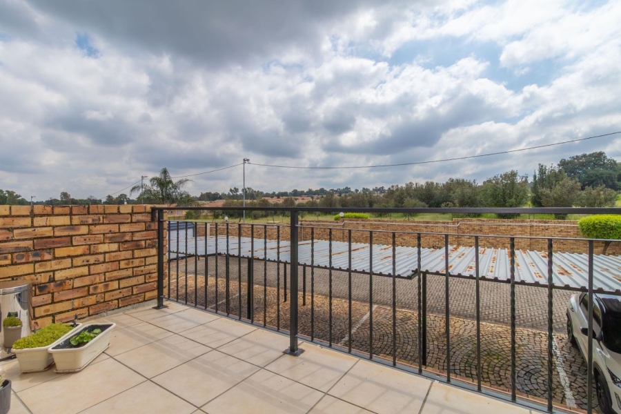 To Let 2 Bedroom Property for Rent in Honeypark Gauteng
