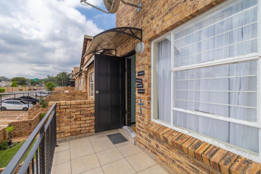 To Let 2 Bedroom Property for Rent in Honeypark Gauteng