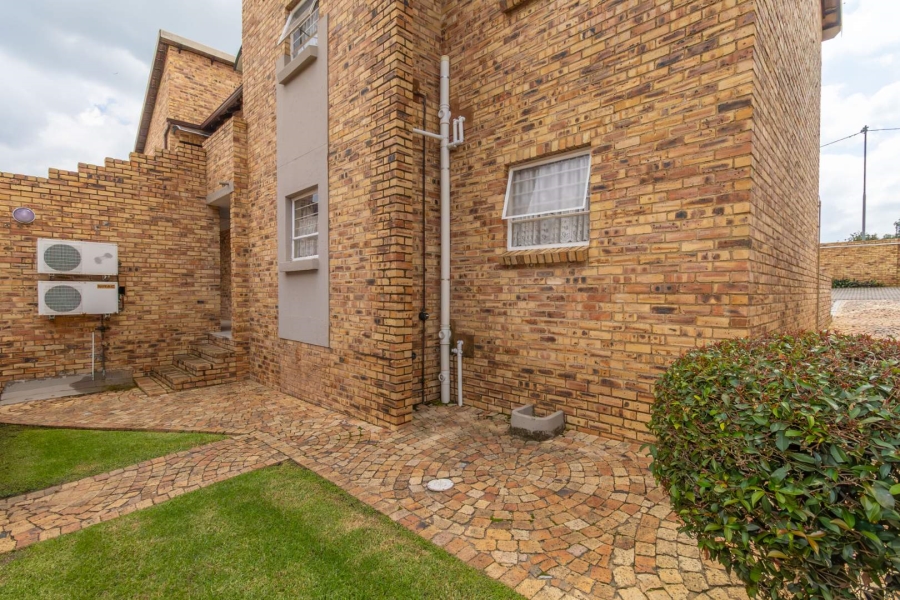 To Let 2 Bedroom Property for Rent in Honeypark Gauteng