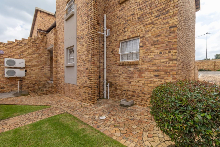 To Let 2 Bedroom Property for Rent in Honeypark Gauteng