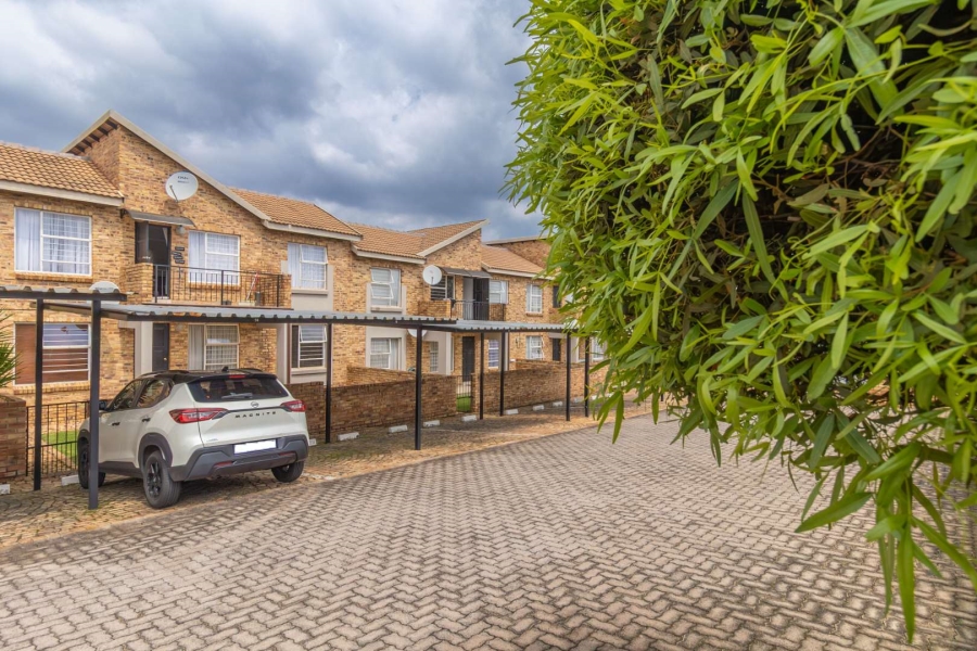 To Let 2 Bedroom Property for Rent in Honeypark Gauteng