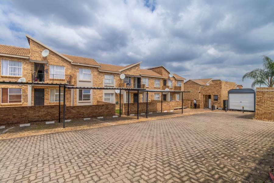 To Let 2 Bedroom Property for Rent in Honeypark Gauteng