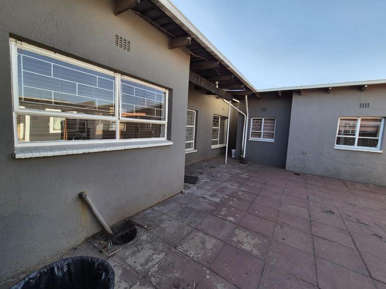 To Let 6 Bedroom Property for Rent in Leondale Gauteng