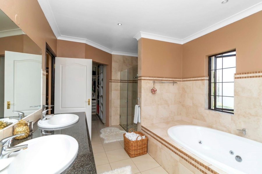 To Let 4 Bedroom Property for Rent in Barbeque Downs Gauteng