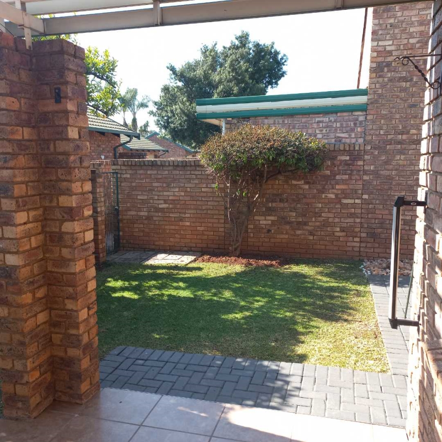 To Let 2 Bedroom Property for Rent in Eldoraigne Gauteng