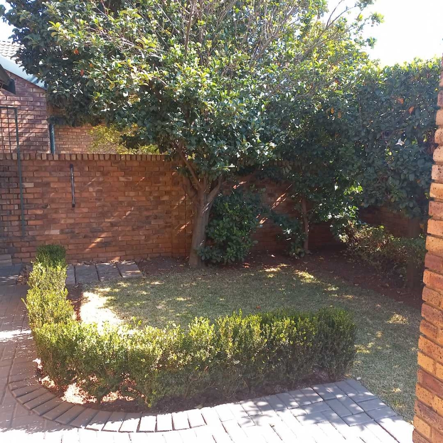 To Let 2 Bedroom Property for Rent in Eldoraigne Gauteng
