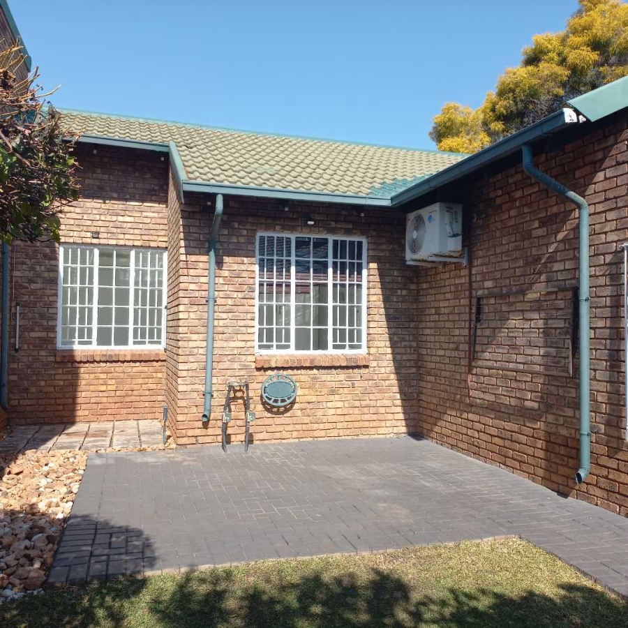 To Let 2 Bedroom Property for Rent in Eldoraigne Gauteng