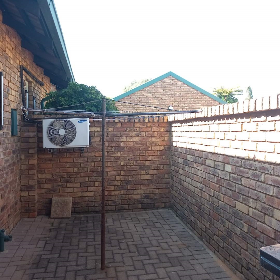 To Let 2 Bedroom Property for Rent in Eldoraigne Gauteng