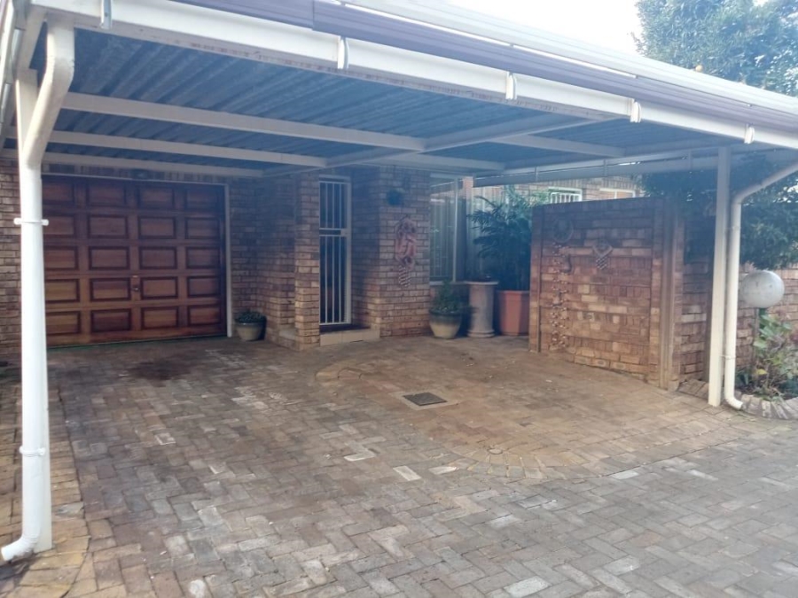 2 Bedroom Property for Sale in Wapadrand Gauteng