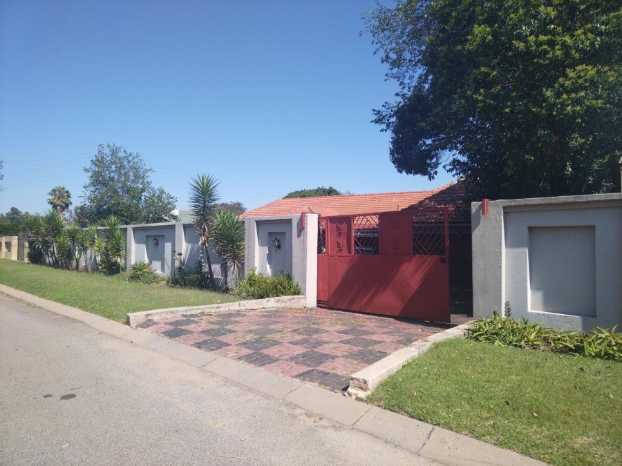4 Bedroom Property for Sale in Glen Marais Gauteng