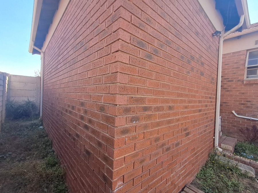 To Let 3 Bedroom Property for Rent in Thatch Hill Estate Gauteng