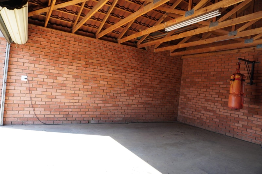 To Let 2 Bedroom Property for Rent in Die Hoewes Gauteng